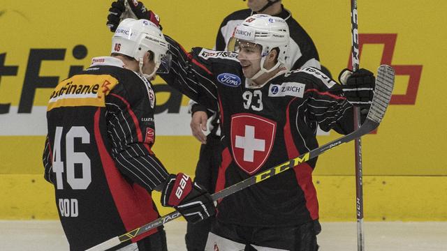 Le Lucernois Lino Martschini (à dr.) a inscrit le 2e but suisse. [Urs Flueeler]