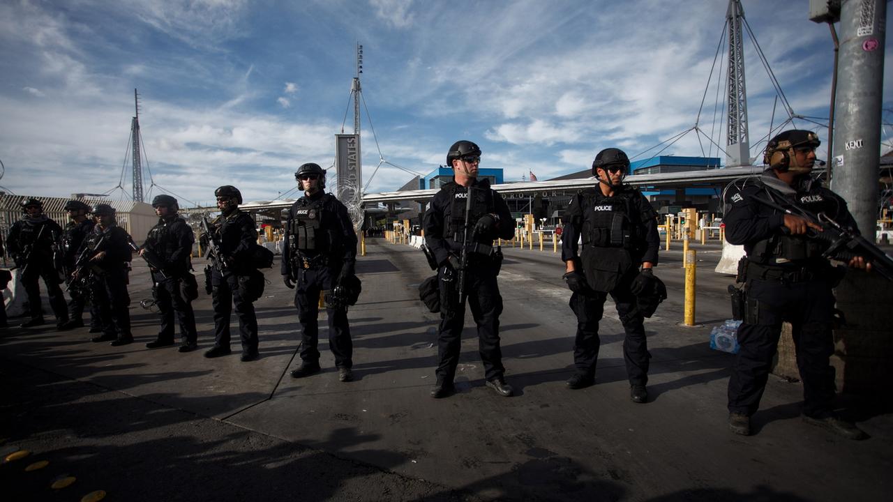 Des membres de la police anti-émeutes américaine s'entraînent à la frontière entre l'Amérique et le Mexique, ce 22 novembre 2018. [EPA EFE - MARIA DE LA LUZ ASCENCIO]