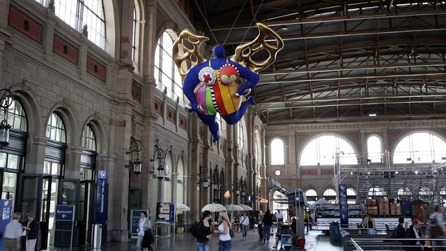 L'"Ange protecteur" de Niki de Saint Phalle photographié en gare de Zurich. [Keystone - Eddy Risch]