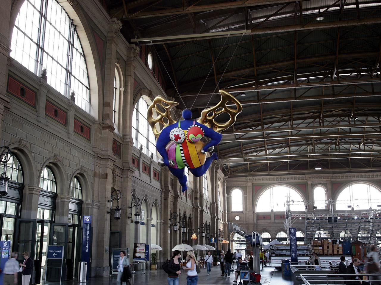 L'"Ange protecteur" de Niki de Saint Phalle photographié en gare de Zurich. [Keystone - Eddy Risch]