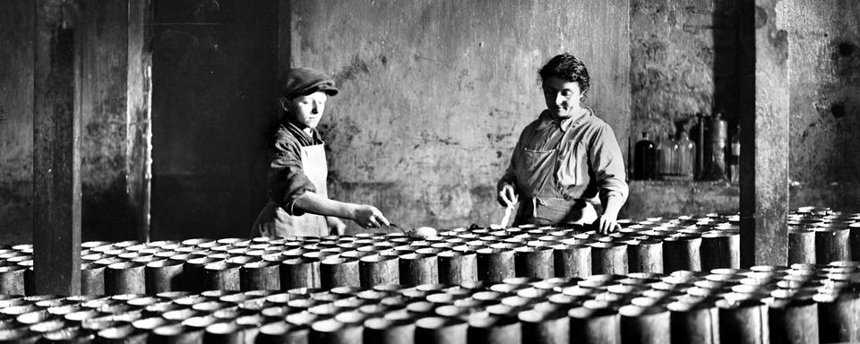 Fabrication de camembert en 1927. [Roger-Viollet/AFP - Jacques Boyer]