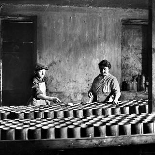 Fabrication de camembert en 1927. [Roger-Viollet/AFP - Jacques Boyer]