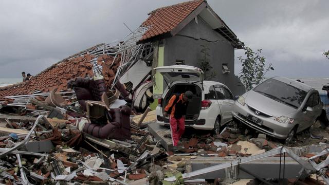 Au moins 222 morts et des centaines de blessés sont à déplorer après le tsunami qui a frappé l'Indonésie samedi soir. [Keystone - AP Photo]