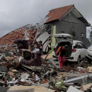 Au moins 222 morts et des centaines de blessés sont à déplorer après le tsunami qui a frappé l'Indonésie samedi soir. [Keystone - AP Photo]