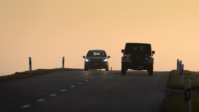 Deux voitures roulant sur une route cantonale (image d'illustration). [Keystone - Laurent Gilliéron]