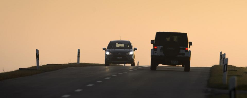 Deux voitures roulant sur une route cantonale (image d'illustration). [Keystone - Laurent Gilliéron]