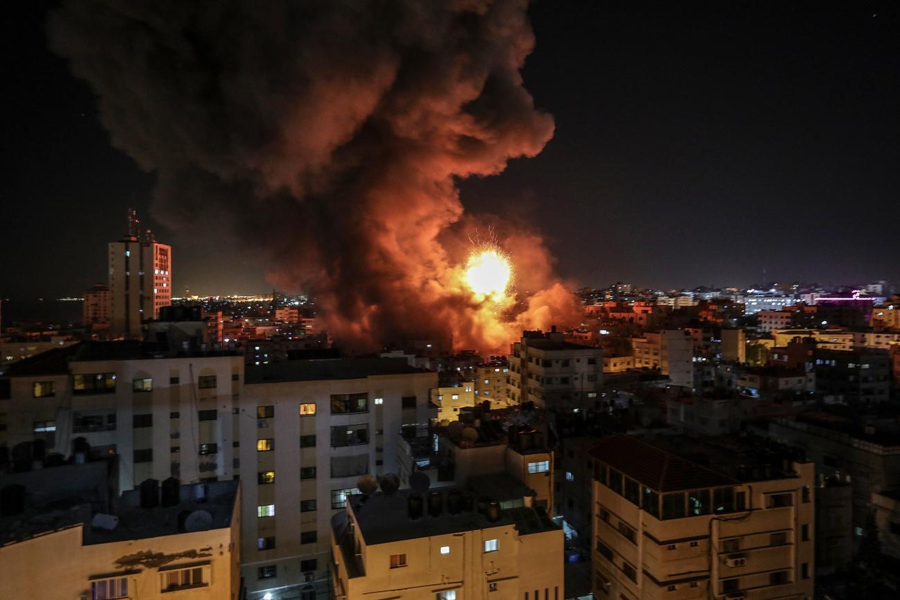 L'image d'une explosion à Gaza City dans la nuit de lundi à mardi. [Keystone - EPA/Mohammed Saber]