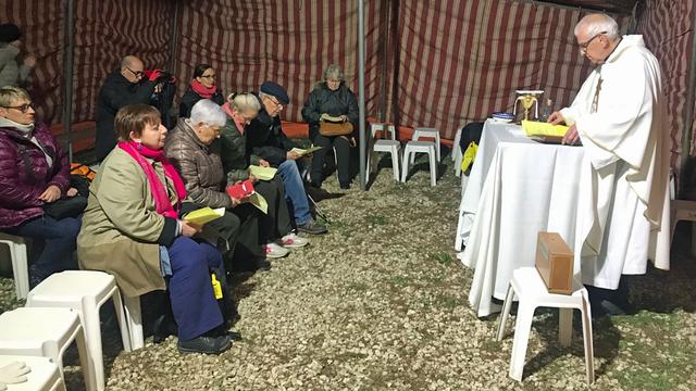 L’abbé Yves Prongué de Moutier célèbre une messe la veille de Noël au Champ des bergers, près de Bethléem, pour un groupe de pèlerins suisses. [RTS - Aude Marcovitch]