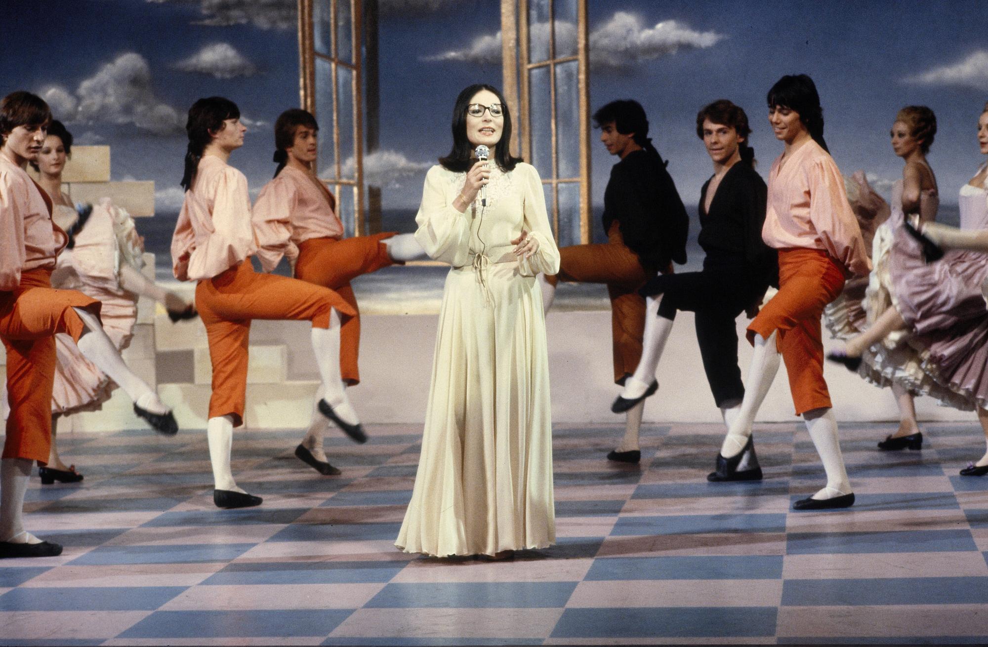 La chanteuse Nana Mouskouri sur le plateau de l'émission TV française de variété "Numéro un", le 21 décembre 1978. [AFP - Alain Liennard / Ina]
