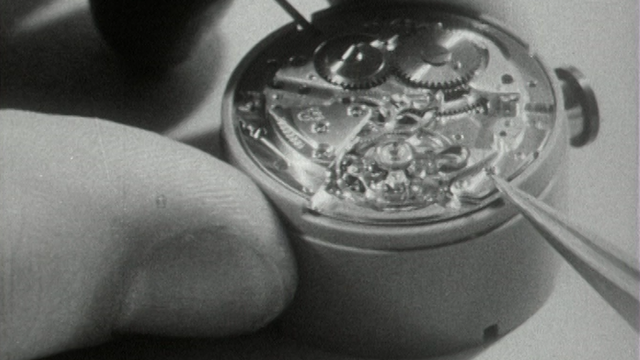 Horloger assemblant une montre en 1963. [RTS]