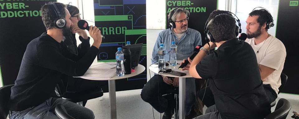 Les invités d'Ellen Ichters et Loïc Delacour dans le Pony Express en direct de l'EPFL: Niels Weber, psychologue spécialisé en hyperconnectivité, Olivier Glassey, sociologue et spécialiste des nouvelles technologies, et le musicien Morse. [RTS]