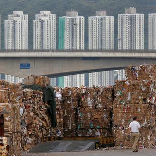 La Chine va interdire l'importation de 32 types de déchets supplémentaires. [Reuters - Bobby Yip]