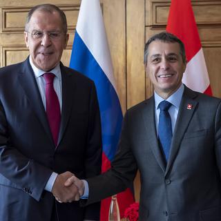 Le ministre des Affaires étrangères russe Sergueï Lavrov et le conseiller fédéral Ignazio Cassis ont affiché une volonté d'appaisement entre la Suisse et la Russie. [Keystone - Martial Trezzini]
