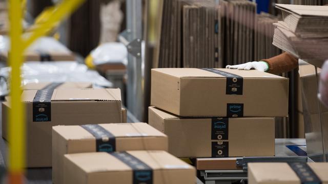 Des colis d'Amazon dans un centre d'envoi en Allemagne. [Keystone - DPA/Swen Pförtner]