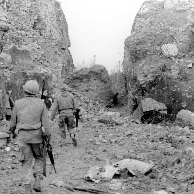 Des soldats américains à Hué lors de l'offensive du Têt. [Reuters - Courtesy U.S.Army]
