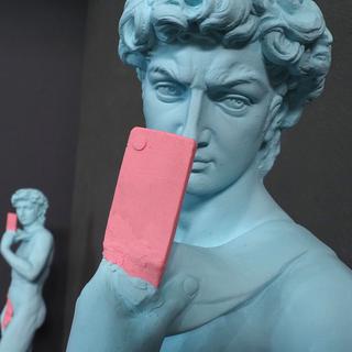 Copie du David de Michel-Ange tenant un smartphone rose. Musée des Selfies de Los Angeles. [AFP - Robyn Beck]