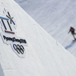 Un snowboarder s'entraîne à PyeongChang avant le début des JO. [AP/Keystone - Gregory Bull]