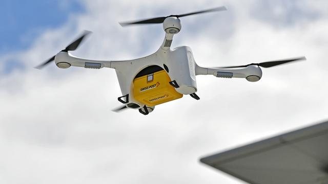 Un drone de La Poste en plein vol. [KEYSTONE - WALTER BIERI]