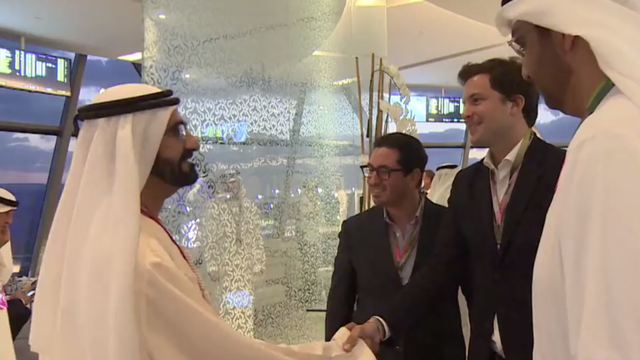 Guillaume Barazzone, serrant la main au vice-président des Emirats Arabes Unis. L'élu genevois est ici accompagné de Diego Aponte, patron de MSC.