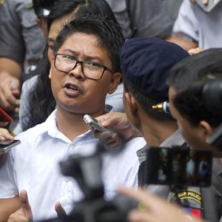 Le journaliste Wa Lone à sa sortie du tribunal à Rangoun, 03.09.2018. [AP/Keystone - Thein Zaw]