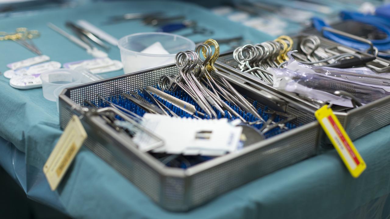 Les problèmes de stérilisation d'instruments médicaux peuvent causer de graves infections. [Keystone - Gaetan Bally]