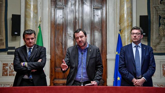 Le ministre italien de l'Agriculture Gian Marco Centinaio (à gauche), le ministre de l'Intérieur Matteo Salvini et le secrétaire d'Etat à la présidence du Conseil, Giancarlo Giorgetti, tous trois membres de la Ligue. [EPA - ALESSANDRO DI MEO]