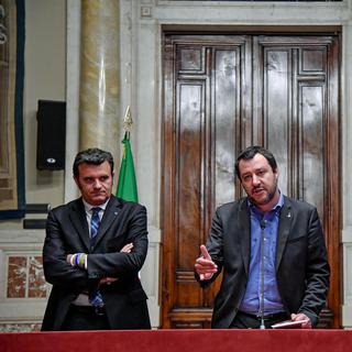 Le ministre italien de l'Agriculture Gian Marco Centinaio (à gauche), le ministre de l'Intérieur Matteo Salvini et le secrétaire d'Etat à la présidence du Conseil, Giancarlo Giorgetti, tous trois membres de la Ligue. [EPA - ALESSANDRO DI MEO]