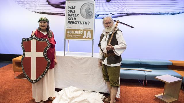 Allégorie de l'Helvétie et de Guillaume Tell lors du lancement de la campagne pour l'initiative dite "Monnaie pleine" à Berne. [keystone - Peter Schneider]