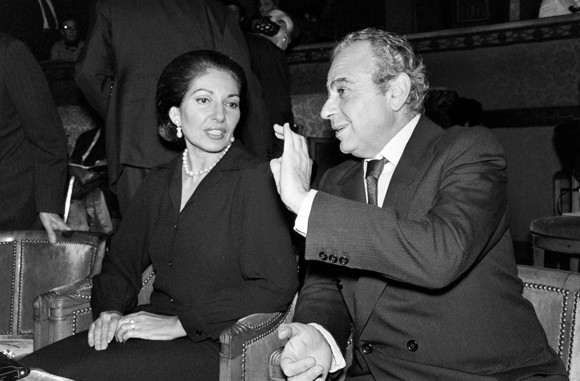 La soprano grecque Maria Callas en compagnie du réalisateur Michael Cacoyannis en 1975. [AFP]