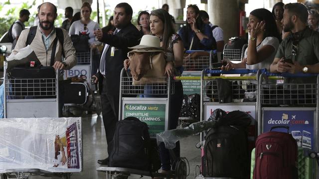 Des médecins cubains en partance à l'aéroport de Brasilia, jeudi 22.11.2018. [AP/Keystone - Eraldo Peres]