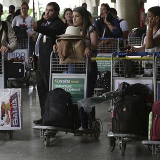 Des médecins cubains en partance à l'aéroport de Brasilia, jeudi 22.11.2018. [AP/Keystone - Eraldo Peres]