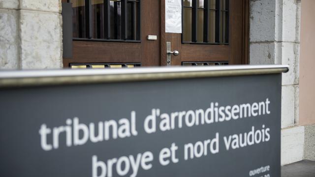 L'entrée du Tribunal d'arrondissement de la Broye et du Nord vaudois, délocalisé pour l'occasion à Renens. [Keystone - Jean-Christophe Bott]