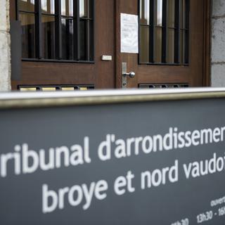 L'entrée du Tribunal d'arrondissement de la Broye et du Nord vaudois, délocalisé pour l'occasion à Renens. [Keystone - Jean-Christophe Bott]