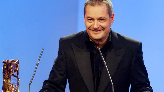 Le réalisateur Jean-Pierre Jeunet s'exprime, le 02 mars 2002 au Théâtre du Châtelet à Paris, après avoir reçu le César de meilleur réalisateur pour "Le fabuleux destin d'Amélie Poulain" durant la 27ème cérémonie des César. [AFP - JEAN-LOUP GAUTREAU]