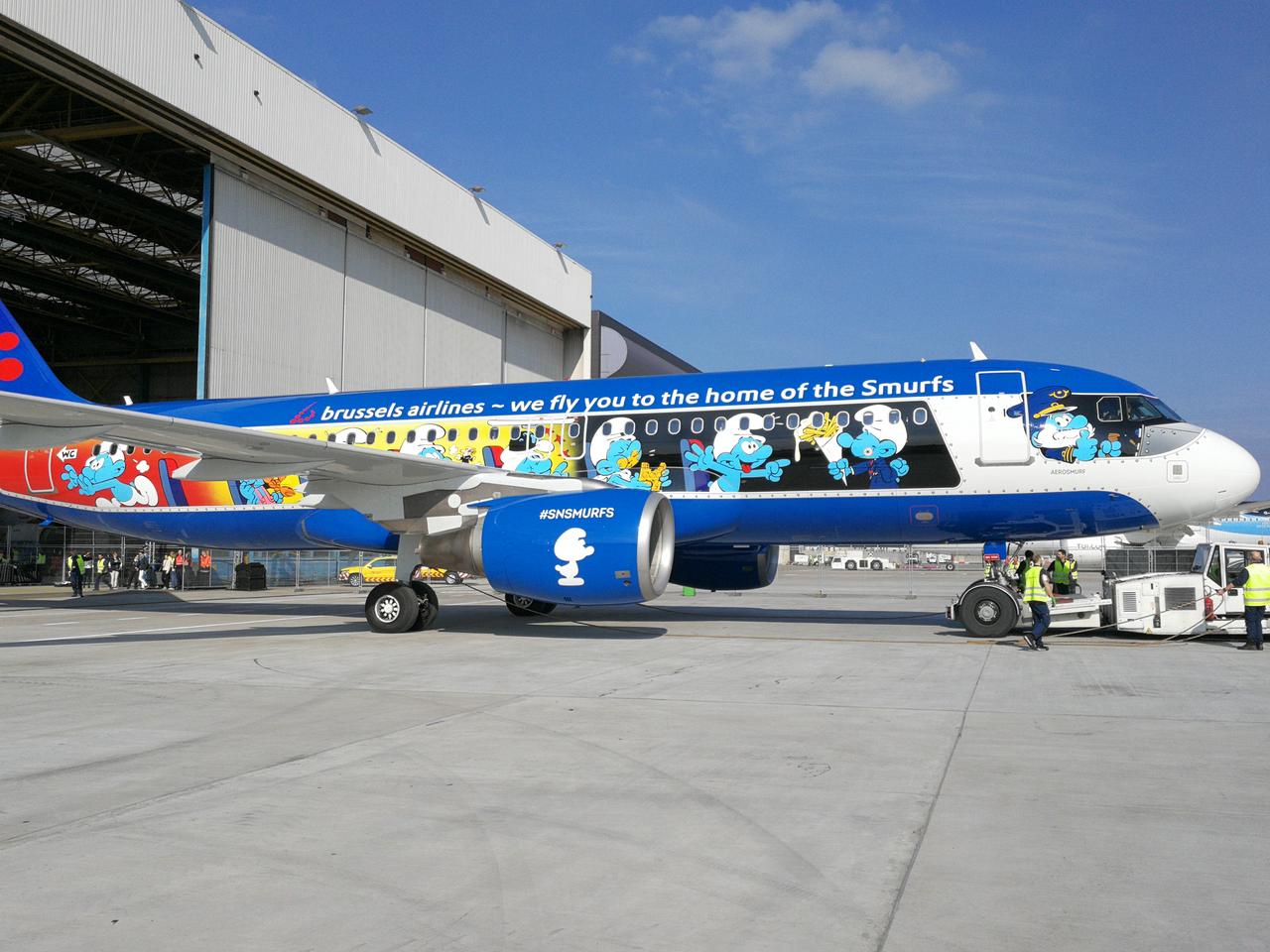 L'avion inauguré par Brussels Airlines pour les 60 ans des Schtroumpfs. [Belga/afp - Juan Godbille]