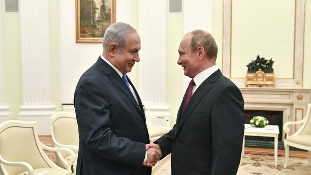 Le Premier ministre israélien Benyamin Netanyahou et le président russe Vladimir Poutine, le 11 juillet à Moscou. [Pool/AP/Keystone - Yuri Kadobnov]
