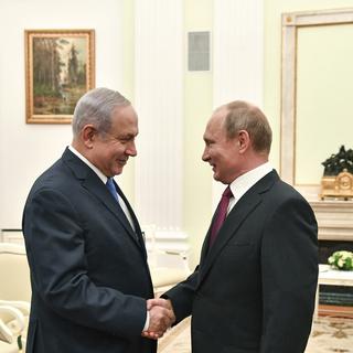 Le Premier ministre israélien Benyamin Netanyahou et le président russe Vladimir Poutine, le 11 juillet à Moscou. [Pool/AP/Keystone - Yuri Kadobnov]