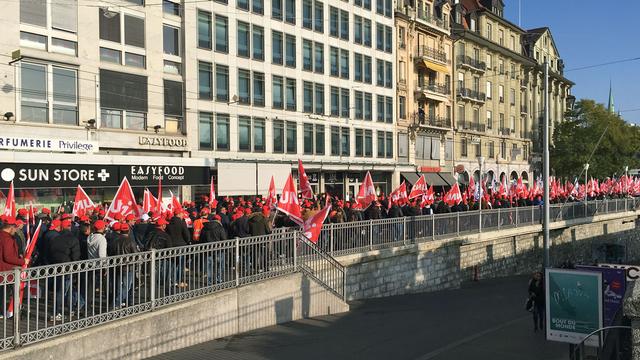 Les manifestants près de Bel-Air, à Lausanne, lundi après-midi 05.11.2018. [RTS - Yves Zahno]