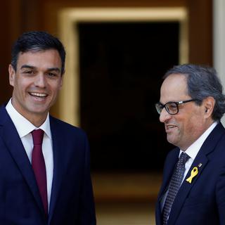 Le Premier ministre espagnol Pedro Sanchez et le leader séparatiste catalan Quim Torra. [Reuters - Juan Medina]