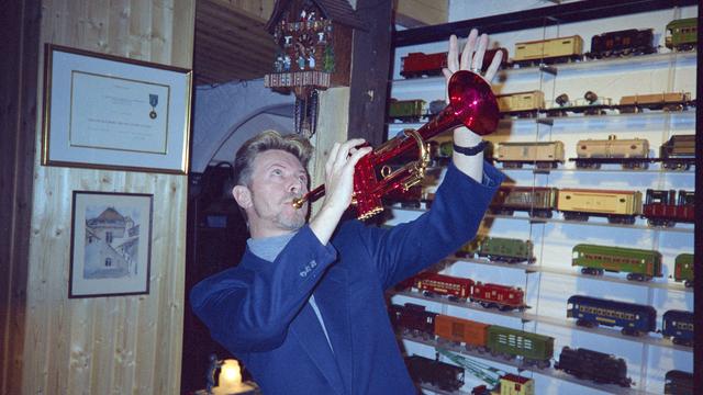 Une photo de David Bowie avec la trompette appartenant à Miles Davis dans le chalet de Claude Nobs à Caux (VD). [Claude Nobs Archives]