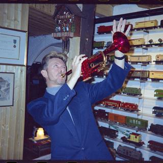 Une photo de David Bowie avec la trompette appartenant à Miles Davis dans le chalet de Claude Nobs à Caux (VD). [Claude Nobs Archives]