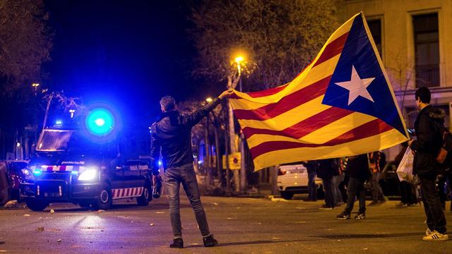 Des manifestants indépendantistes réagissent à l'arrestation de Carles Puigdemont, le 25.03.18 à Barcelone.