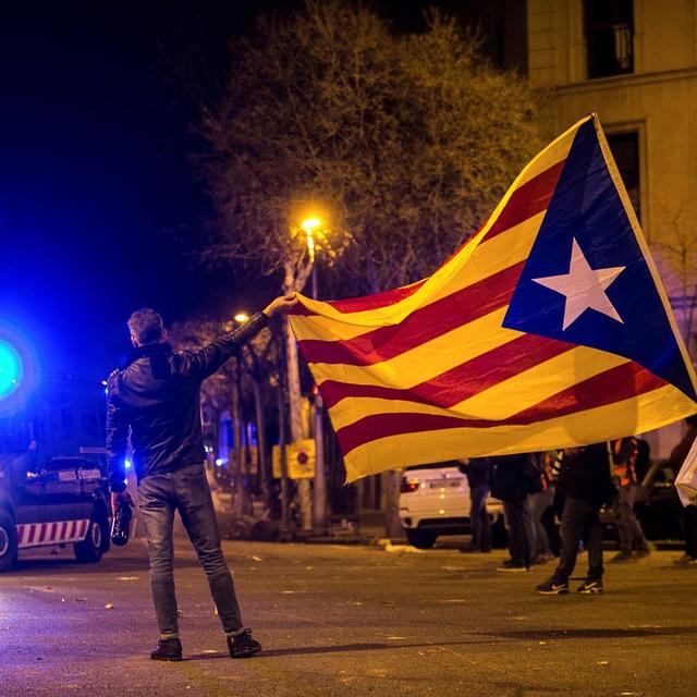 Des manifestants indépendantistes réagissent à l'arrestation de Carles Puigdemont, le 25.03.18 à Barcelone.