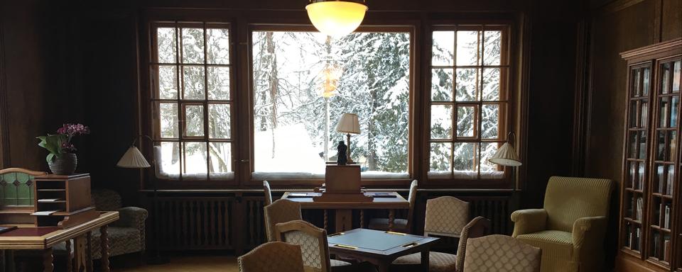 La bibliothèque de l'hôtel Waldhaus de Sils Maria. [RTS - Delphine Gendre]