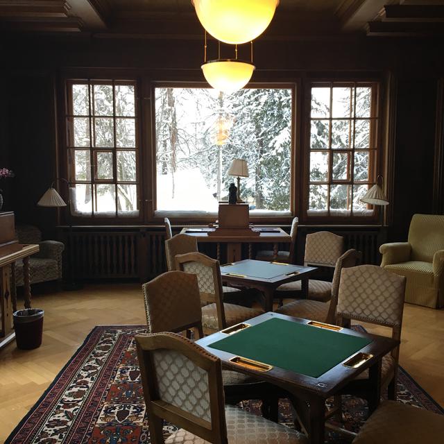 La bibliothèque de l'hôtel Waldhaus de Sils Maria. [RTS - Delphine Gendre]
