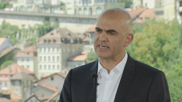 Le président de la Confédération Alain Berset a répondu aux questions de la RTS depuis un café de la ville de Fribourg. [RTS]