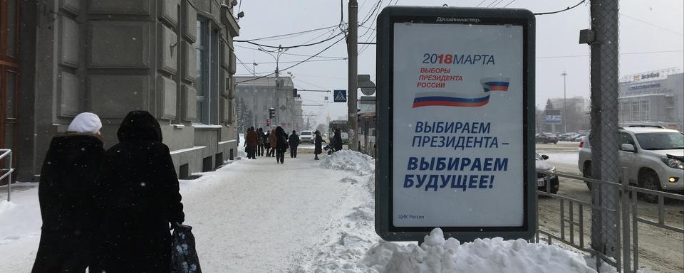 Un panneau annonce les prochaines élections présidentielles russes dans les rues de Novossibirsk. [RTS - Isabelle Cornaz]