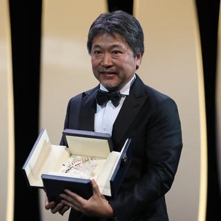 Le réalisateur japonais Hirokazu Kore-eda, remporte la Palme d'or à Cannes avec "Une affaire de famille". [AFP - Valery Hache]