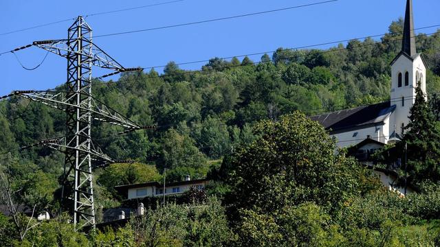 Le Tribunal fédéral refuse l'effet suspensif demandé par les opposants à la ligne à très haute tension entre Chamoson et Chippis. [Keystone - Jean-Christophe Bott]