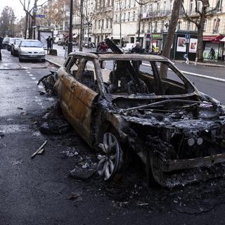 Une voiture incendiée sur les Champs-Elysées à Paris lors des manifestations des gilets jaunes. [Keystone - EPA/Etienne Laurent]